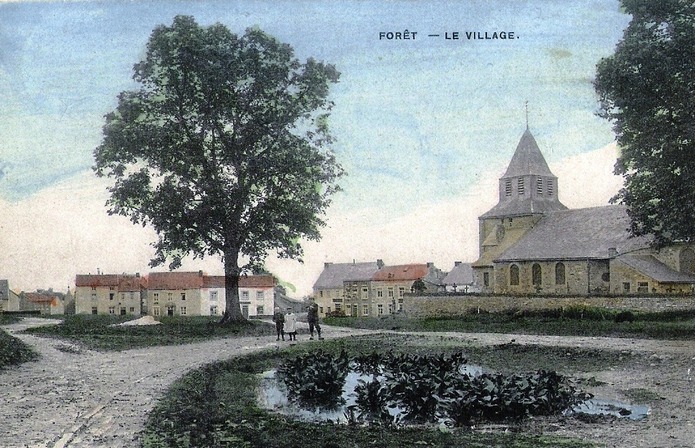 La place du village de Forêt